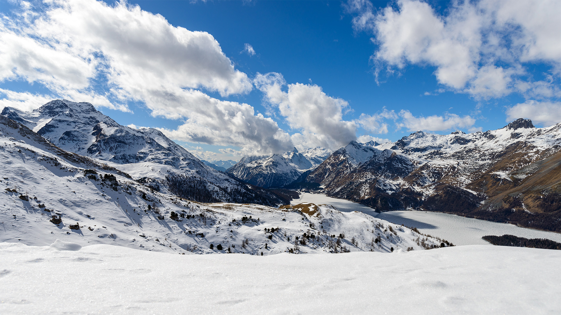 Zeitraffer im Engadin in Richtung Maloja
